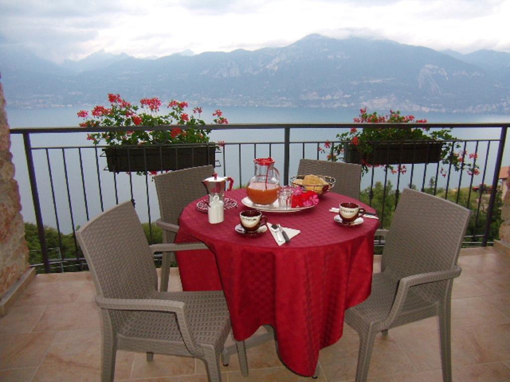La Casa Di Pericle Aparthotel Brenzone sul Garda Room photo